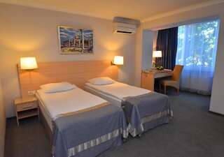 Гостиница Атлантика Севастополь Улучшенный двухместный номер с 1 кроватью или 2 отдельными кроватями-8